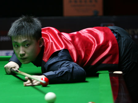 北京男篮在俱乐部杯首战惨败，内线劣势明显，外援表现疲软，青岛男篮以较大优势取胜。